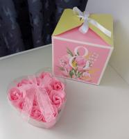 Мыльные лепестки (12 бутонов розовых) в виде сердца и в подарочной коробке "С 8 Марта!"