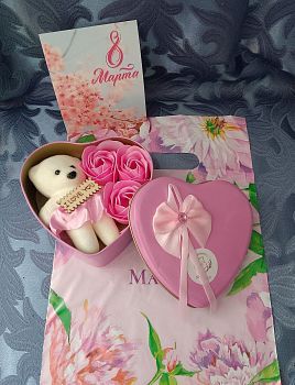 Подарочный набор "8 Марта" в сердце-шкатулке: медвежонок игрушка, мыльные бутоны роз