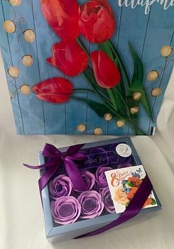 Набор "С 8 Марта": мыльные розочки (12 бутонов) в красивой подарочной коробке с лентой, открыткой + пакетик "С 8 марта"